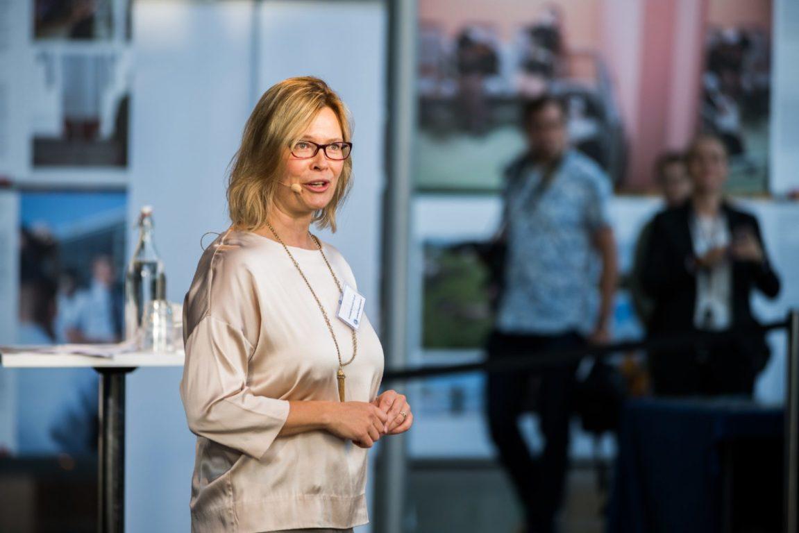 Säätiön asiamies Annamari Arrakoski-Engardt avasi Itämeripäivän lanseerauksen.