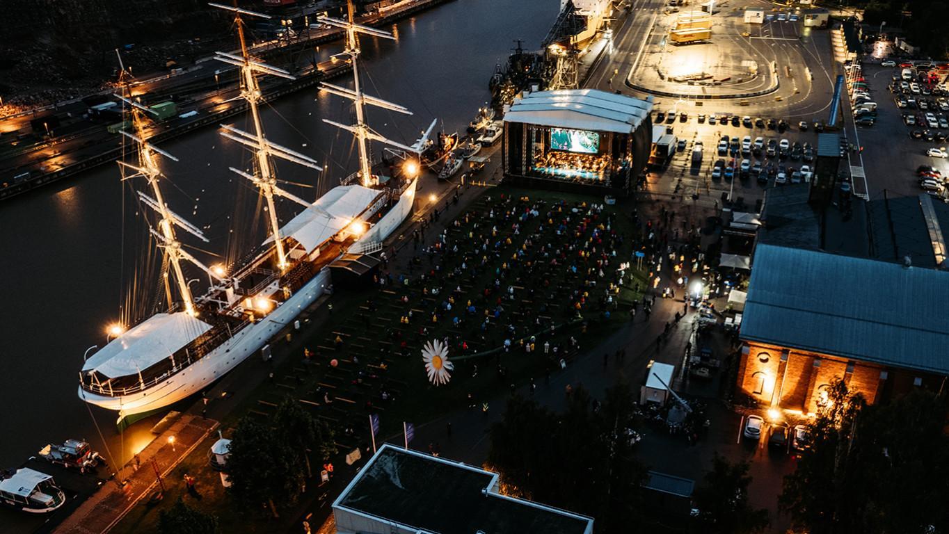 Tunnelmallisessa ulkoilmakonsertissa nähtiin Luontosinfonia-elokuva Turun filharmonisen orkesterin säestämänä.